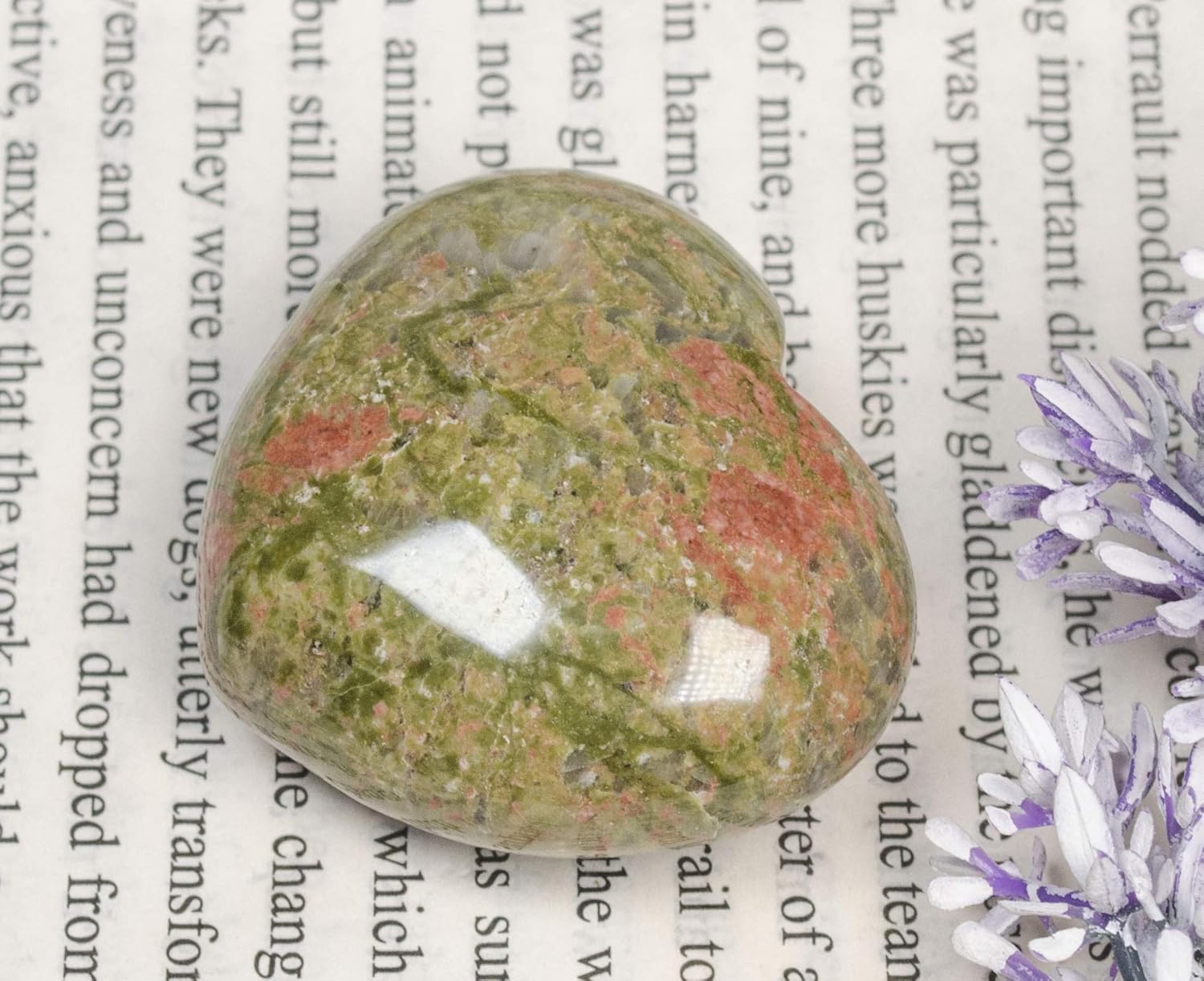 30 mm Natural Crystal Quartz Heart Shaped Palm Stone for Chakra Balancing